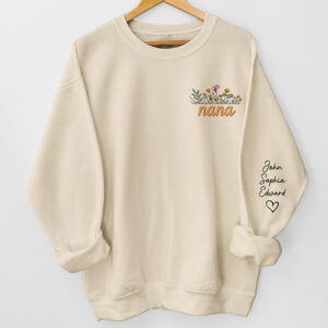 Dynamic Hue Sweatshirt I Love Being Mommy - Family Personalized Custom Unisex Sweatshirt With Design On Sleeve - Gift For Mom, Grandma